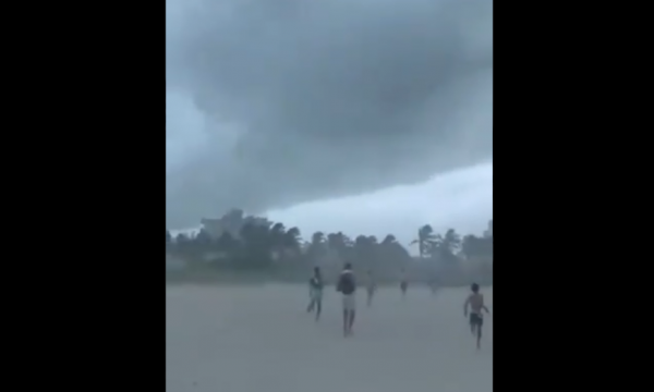  VIDEO/ Stuhia Elsa godet Floridën, të gjithë ikin me vrap nga plazhi