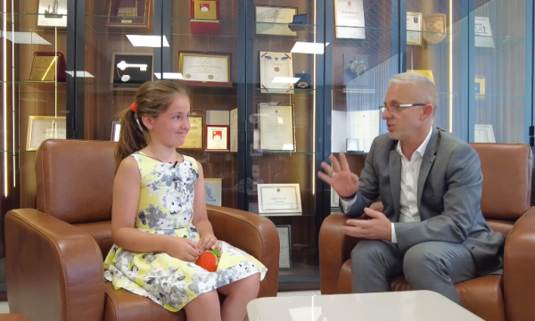  VIDEO/ 9-vjeçarja dhuron mbi 1 mijë euro që i kurseu për “Jetimat e Ballkanit”