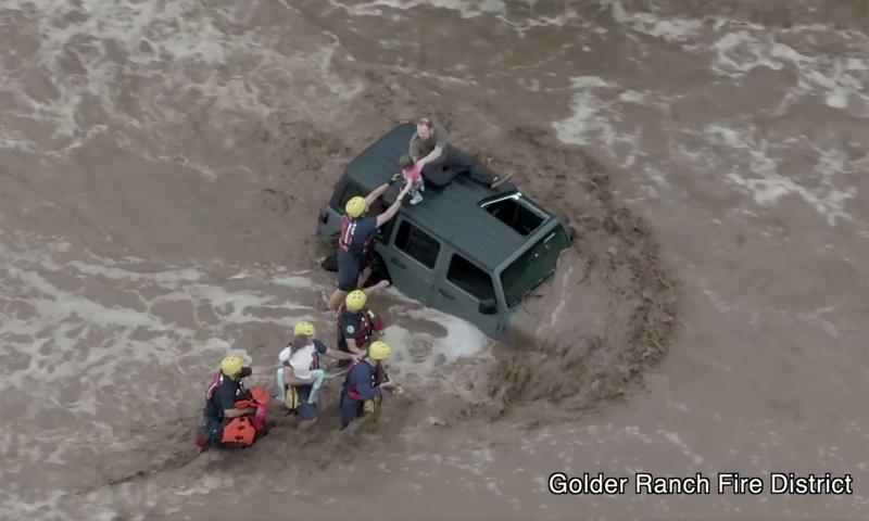  Vërshime në Arizona, uji merr me vete edhe veturat/ VIDEO