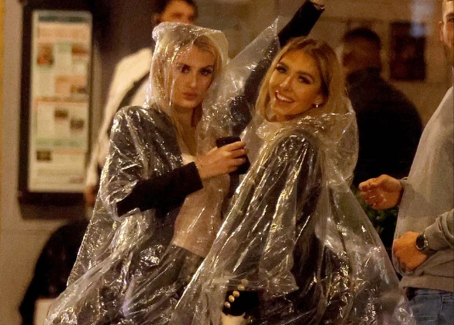  Të rinjtë britanikë sfidojnë shiun dhe erën e fortë, dalin e festojnë si të “çmendur” (FOTO)