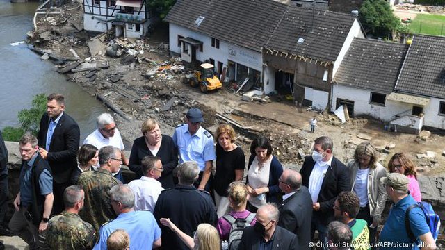  ‘E tmerrshme’: Merkel tronditet ndërsa vdekjet nga përmbytjet në Evropë shkojnë në rreth 200 veta