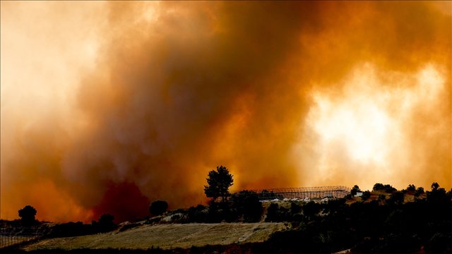  Video/ Zjarret masive pyjore marrin tre jetë në Turqi, banorët ikin nga frika