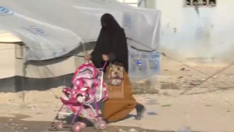  Gruaja shqiptare lajmërohet nga kampi në Siri: Po na rrahin shumë
