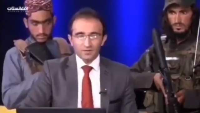  Standard i ri i debateve televizive në Afganistan: Drejtuesi i emisionit i rrethuar nga talebanë me “kallash” (Video)