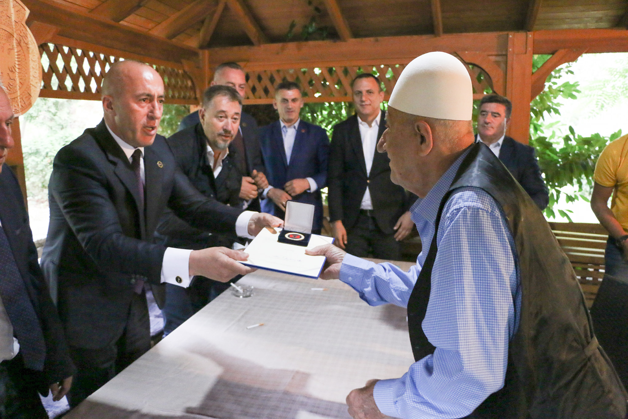  Haradinaj viziton familjen e Hashim Thaçit, i ndanë dekoratë