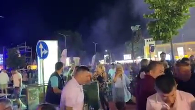  VIDEO/ Prishet festa e Korçës: Gaz lotësjellës në koncertin e Bregoviçit