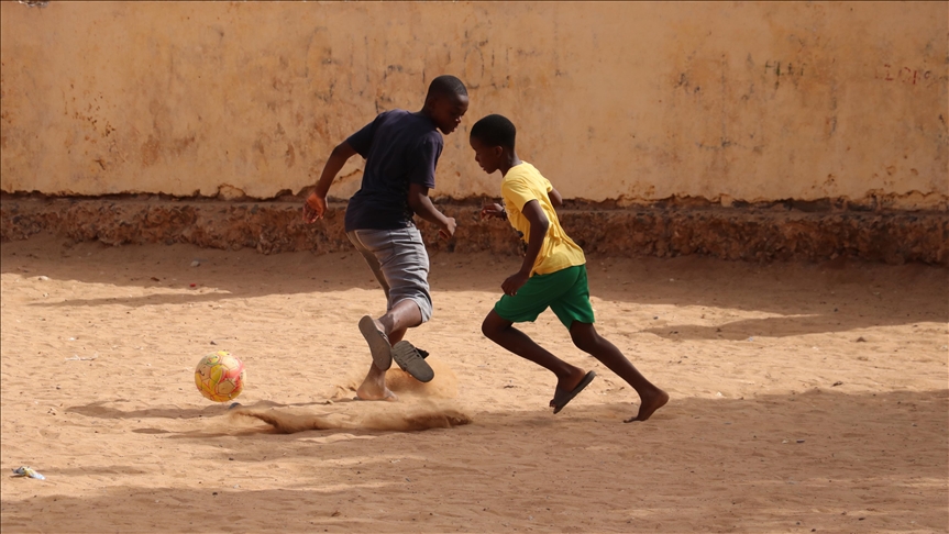  Futbolli, pasioni i fëmijëve që reflektohet në rrugë