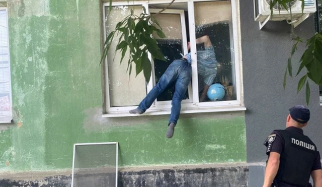  Burri i dehur tenton të hyjë në shtëpinë e ish-partneres nga dritarja, gati sa nuk vdiq (FOTO)