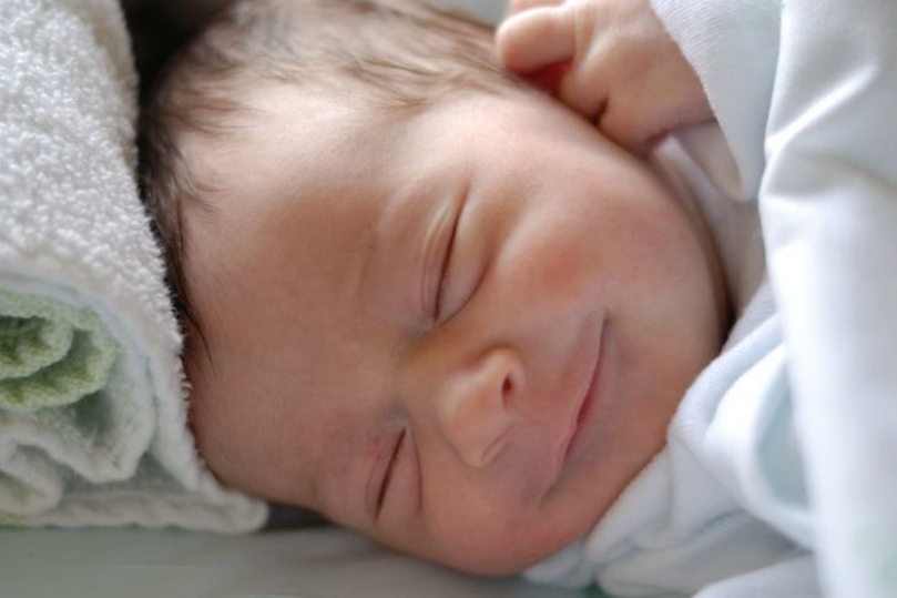  Pse bebet e porsalindura buzëqeshin kur flenë?