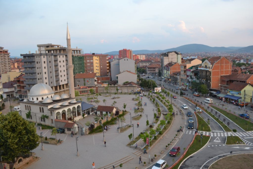  Qentë endacakë sulmojnë një grua në Mitrovicë – Do t’i duhet operimi