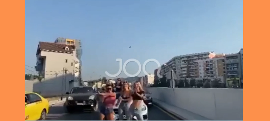  Vajzat shqiptare bllokojnë trafikun për të kërcyer në mes të rrugës (VIDEO)