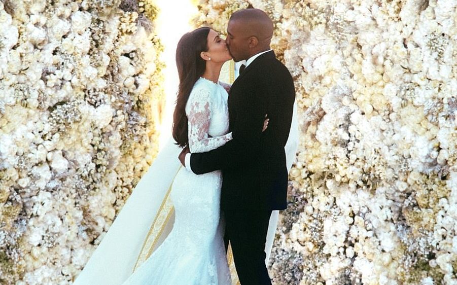  Janë në proces divorci, por Kim vesh fustanin e nusërisë dhe i bashkohet Kanye në skenë