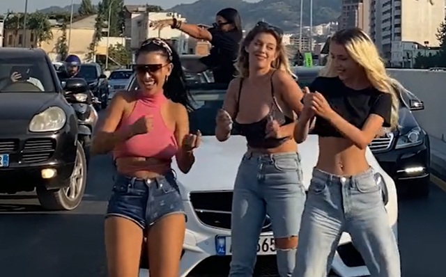  Për të “çmendurat” që bllokojnë autostradën, për një video me shampanjë në “Tik Tok”!