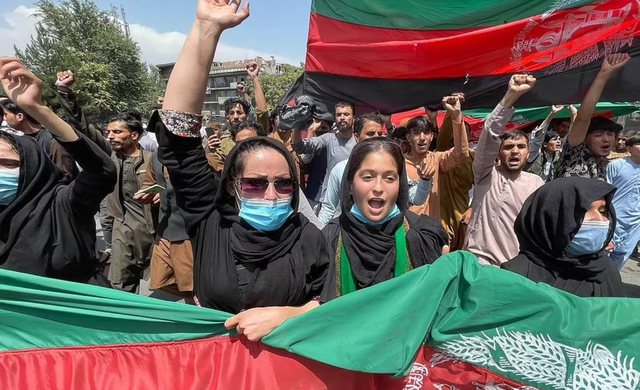  Burrat të frikësuar, gratë afgane me flamurin kombëtar udhëheqin protestat ndaj talebanëve (FOTO)