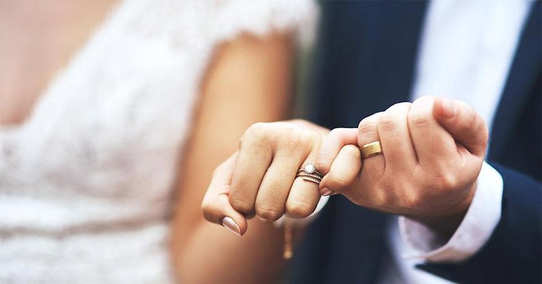  Si mbeti që gratë të ndryshojnë mbiemrin pas martesës?