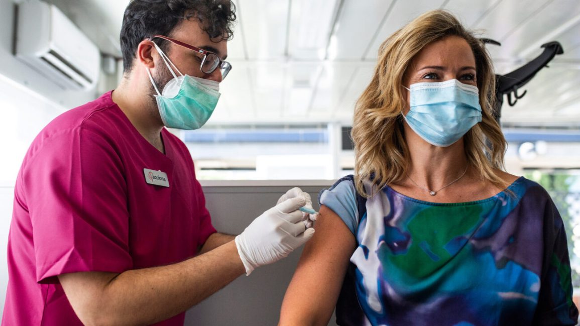  “Covid nuk do të largohet”/ Izraeli planifikon vaksinimin e popullsisë dy herë në vit
