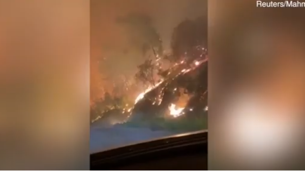  Të rinjtë publikojnë videon e frikshme të zjarreve në Turqi – Futen me veturë mes zjarrit