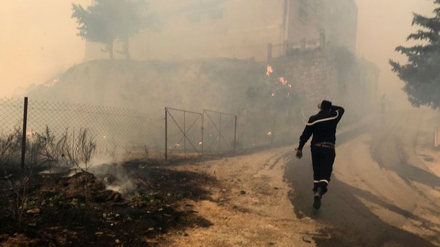  Një tjetër vend përfshihet nga zjarret – 65 viktima, gjysma zjarrfikës
