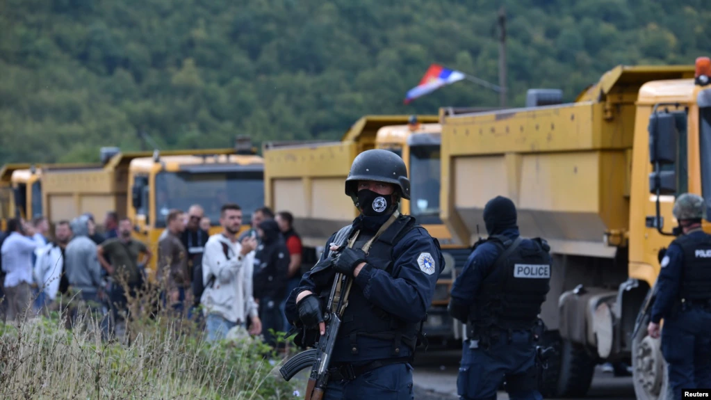  Çuditen mediat botërore: Kosova e Serbia duan të ndezin konflikt për targa