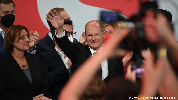  Socialdemokratët mundin partinë e Merkelit me rezultat të ngushtë