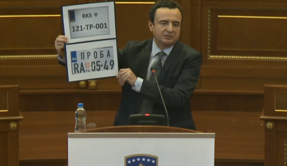  Kurti sqaron para Kuvendit zbatimin e reciprocitetit për targat me Serbinë