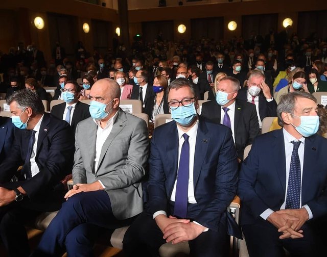  Me maska dhe afër njëri tjetrit! Rama, Vuçiç dhe Zaev bashkë në forumin në “Bled”