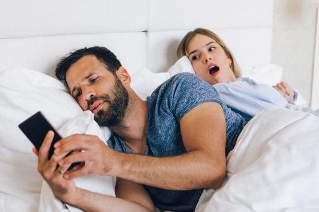  Gruaja tregon mesazhet tronditëse që i gjeti bashkëshortit në telefon