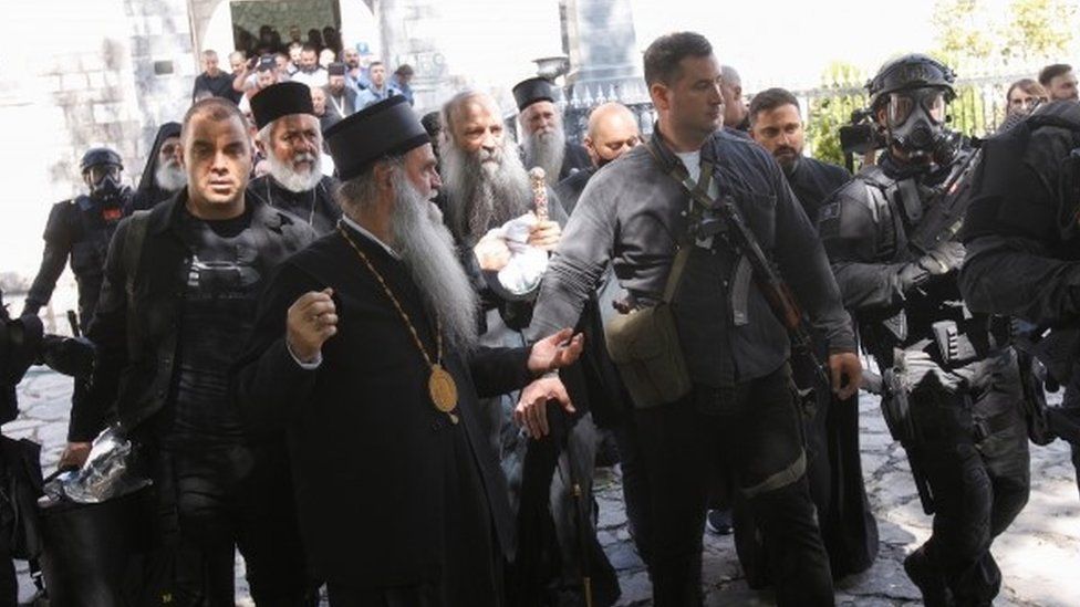  Priftërinjtë serbë këndojnë “kur ushtria kthehet në Kosovë”/ Reagime në Prishtinë, akuza për fashizëm