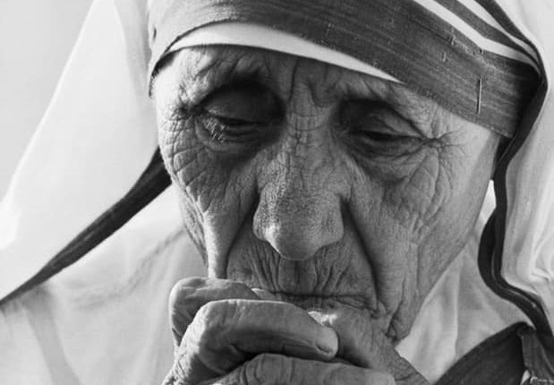  Nëna Terezë: Nëse ne tani nuk kemi qetësi, kjo është për arsye se kemi harruar si të shohim Zotin në njëri – tjetrin