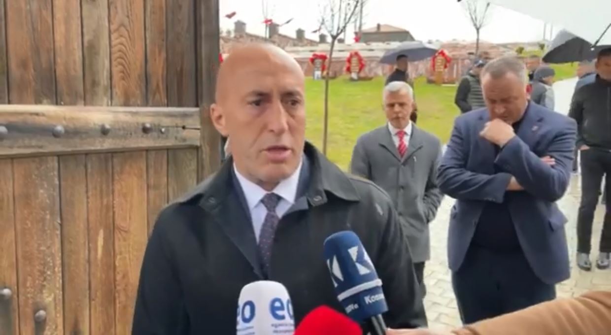  Haradinaj shkon për ngushëllime tek familjet e nxënësve të vrarë në Gllogjan