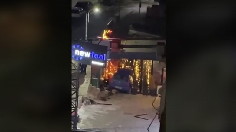  Aksident në Prishtinë, vetura përfundon brenda një lokali në Rrugën ‘C’