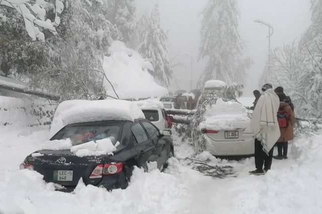  Njerëzit shihen të vdekur brenda makinave/ Bora bllokon automjetet, humbin jetën 22 persona (VIDEO)