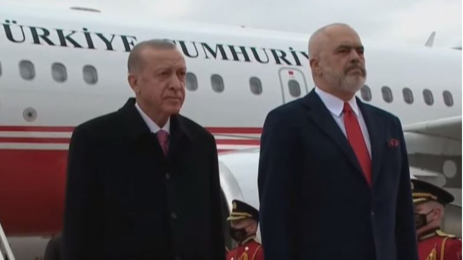  Erdogan ka arritur në Shqipëri, pritet nga kryeministri Rama