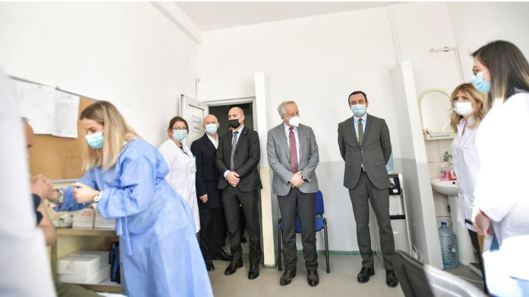  Kurti dhe ministri Latifi vizitojnë qendrën e vaksinimit në Fushë Kosovë
