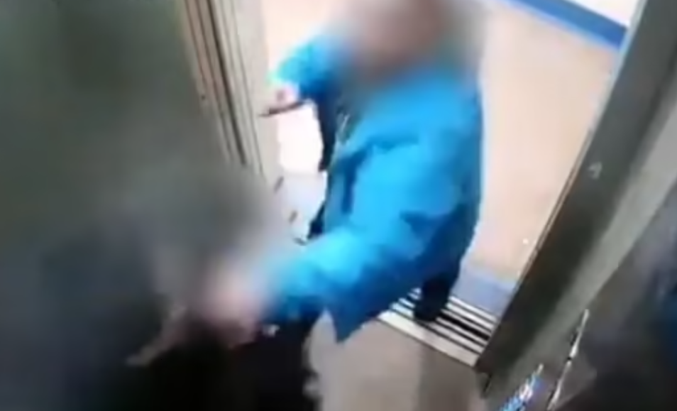  Tentoi ta puthë me dhunë të miturën në ashensor/ Babai i vajzës e GRUSHTON (Video)