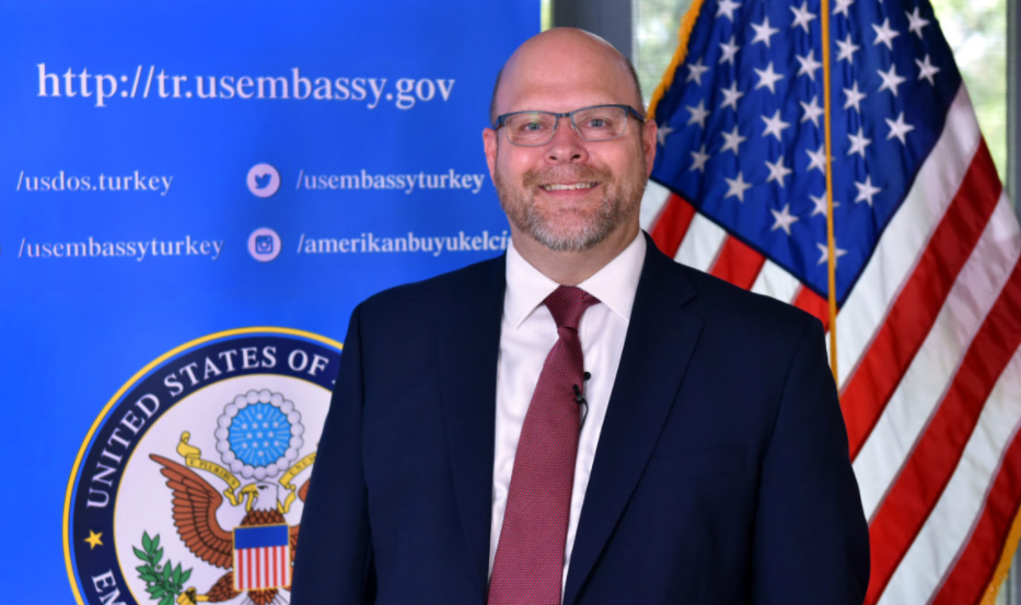  Ambasadori amerikan Hovenier bën homazhe te shtatorja e Ibrahim Rugovës