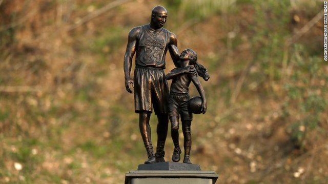  2 vite nga vdekja/ Një statujë për Kobe Bryant dhe vajzën e tij