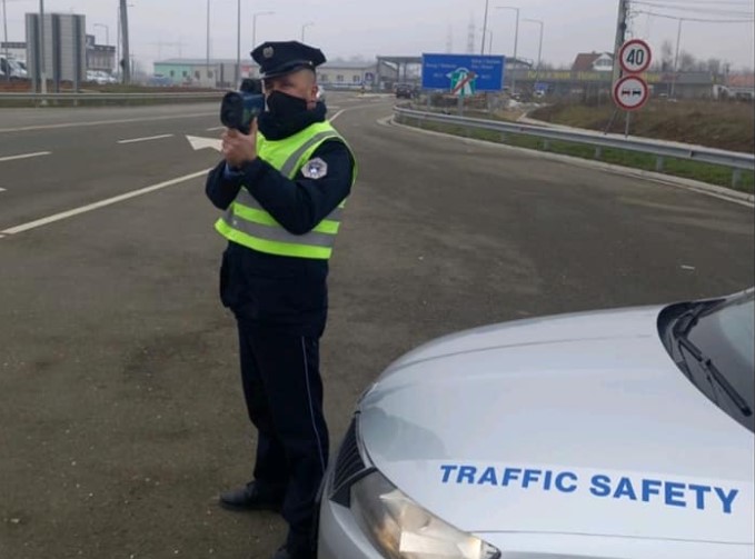  Voziti 193 km/h, Policia dënon shoferin me 300 euro, 3 pikë negative dhe 3 muaj ndalim vozitje