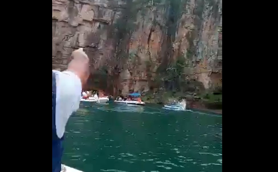 VIDEO/ Momenti kur shkëputet shkëmbi dhe bie në liqen, humbin jetën 7 persona