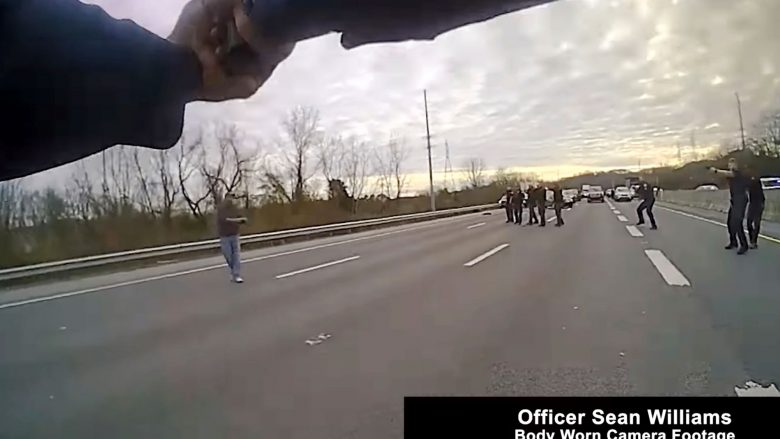  VIDEO/ Nëntë policë qëllojnë për vdekje një burrë që mbante në dorë një bistur