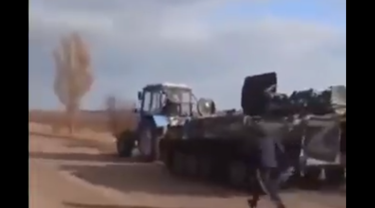  Ukrainasi ‘vjedh’ me traktor tankën ruse