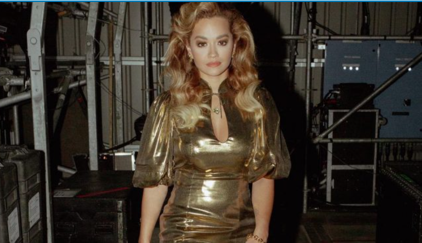  Rita Ora shkëlqen në gjysmëfinalen e “The Masked Singer UK”, merr vëmendjen me fustanin e shkurtër ngjyrë ari