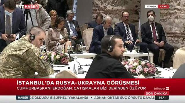  Edhe pas helmimit, Abramovich i pranishëm në negociatat Rusi – Ukrainë në Stamboll