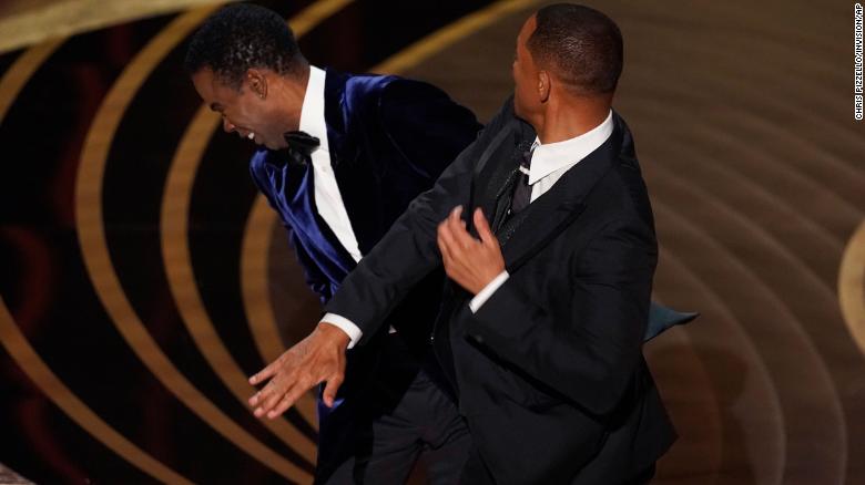  Incident në Oscars (VIDEO)/ Will Smith goditi me shpullë Chris Rock-un