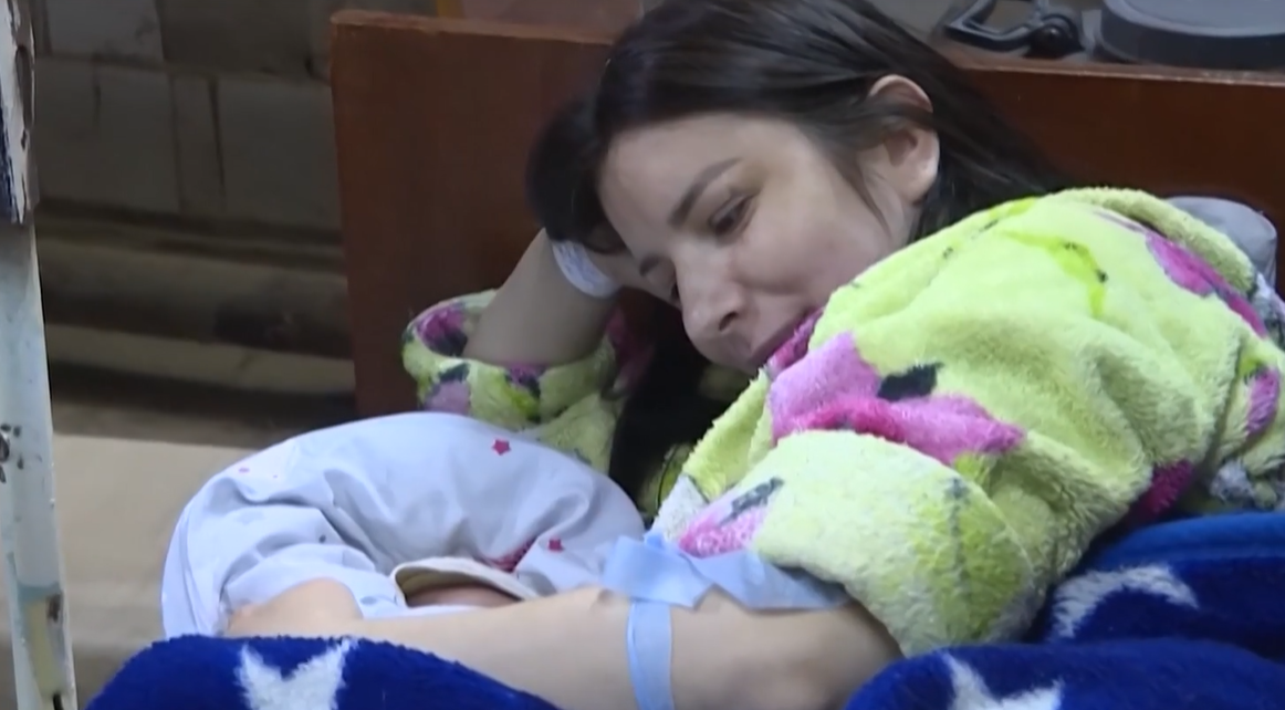  VIDEO/ Bodrume dhe bebe: Një natë në një maternitet ukrainas