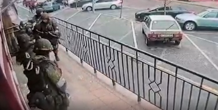  Banorët shpërndajnë videon kur rusët futen në objekt