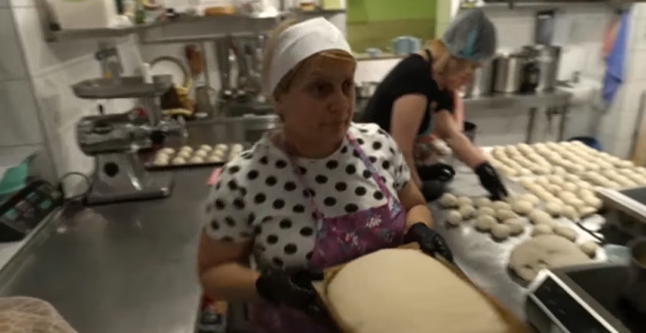  VIDEO/ Gratë ukrainase gatuajnë  bukë për ushtarët
