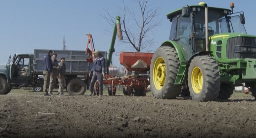  Bujqit ukrainas vazhdojnë lëvrimin pavarësisht luftës (VIDEO)