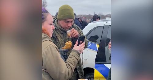  VIDEO/ Ushtari rus iu dorëzohet forcave ukrainase dhe telefonon nënën: Jam gjallë