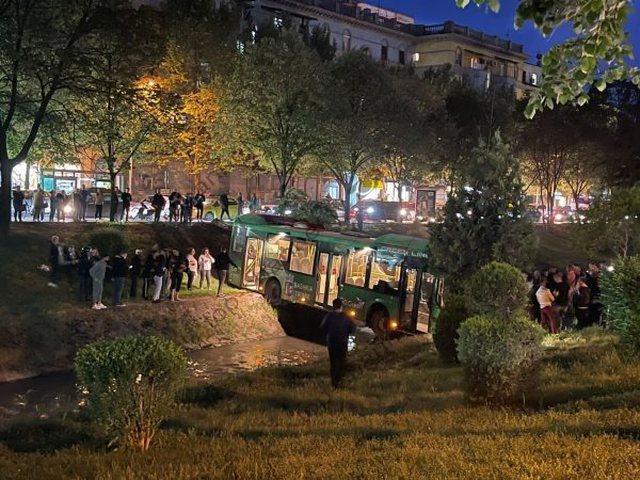  E rëndë në Tiranë, autobusi plot me njerëz bie në Lanë (Video)
